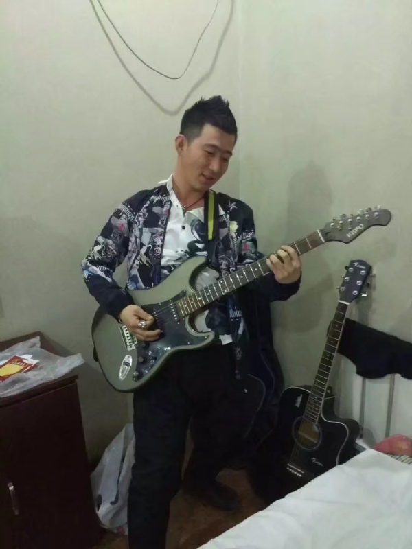小吉他的第一张照片--南宁相亲服务中心