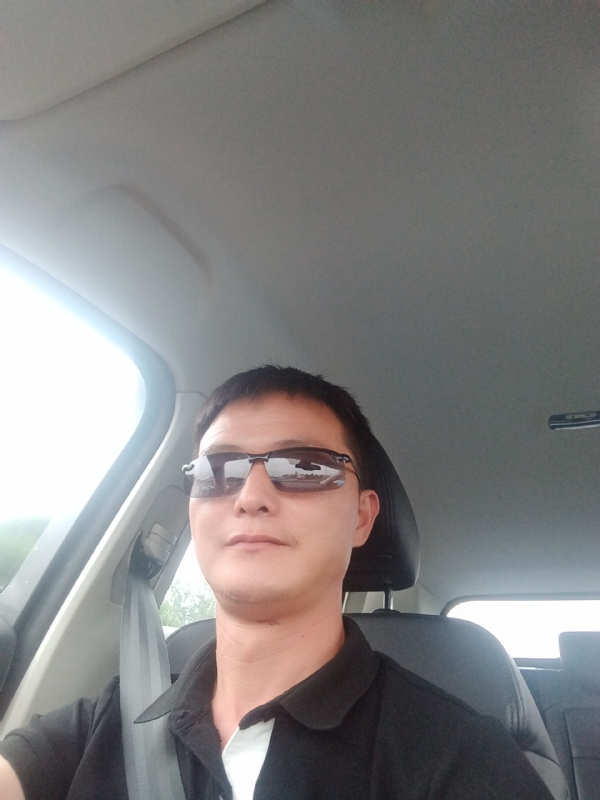 孤独的男人的第一张照片--南宁相亲服务中心