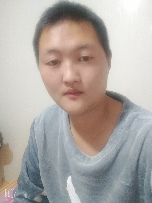 烟圈里透着伤的第一张照片--南宁相亲服务中心