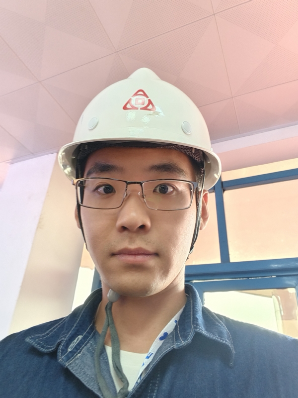 何鹏宇的第二张照片--南宁相亲服务中心